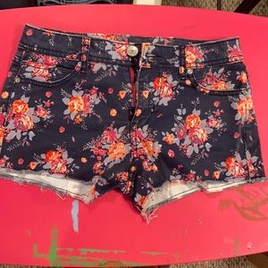 Pattern floral denim shorts